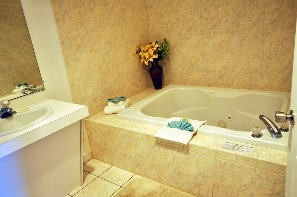 Riviera Resort & Suites Уайлдууд Стая снимка